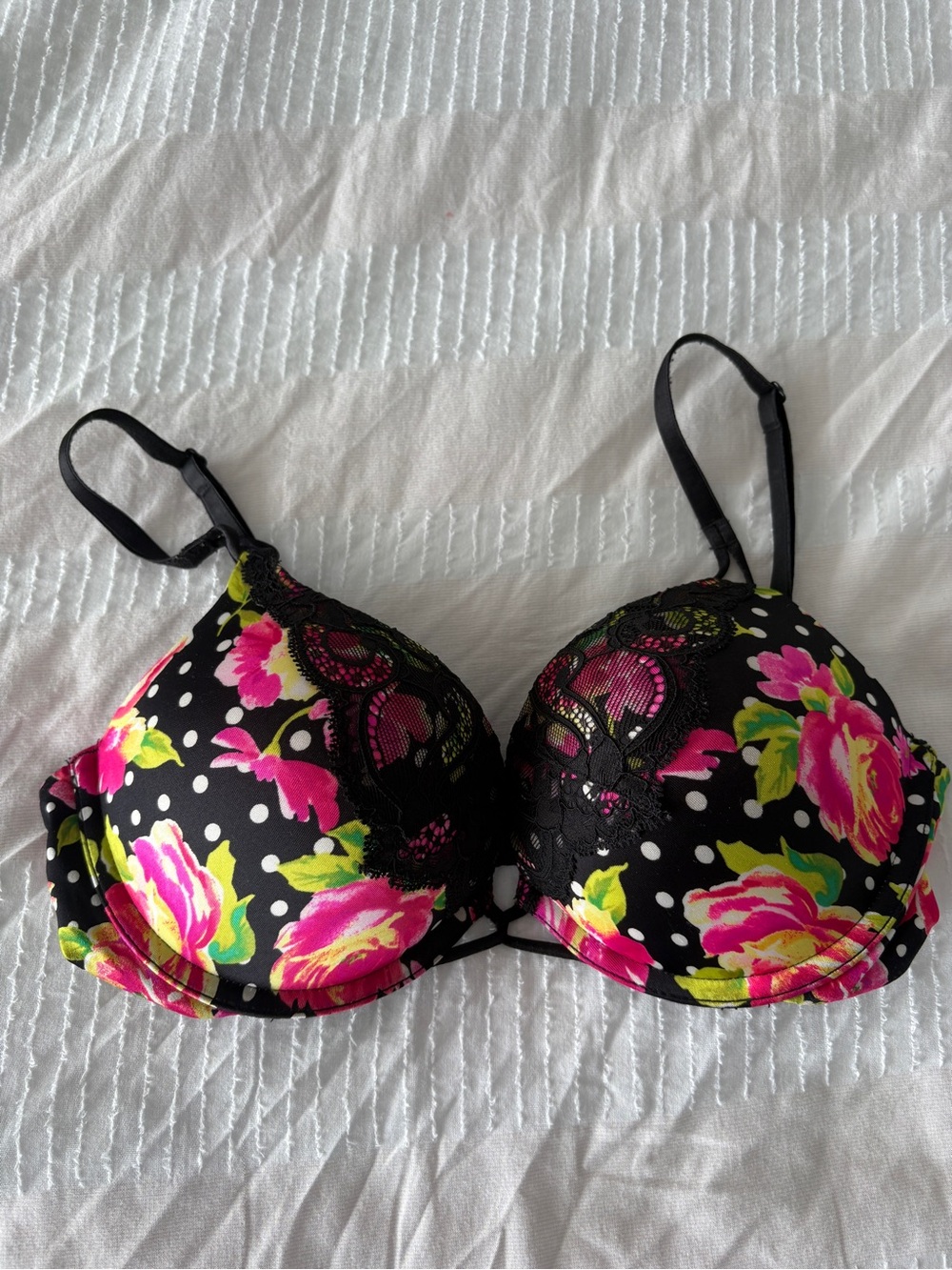 Victoria’s Secret 34 C Bombshell Bra Floral Lace Detailing
